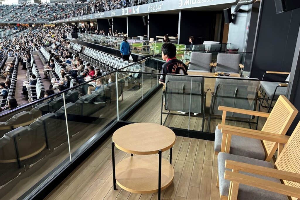 いすやサイドテーブルが設置されているバルコニー