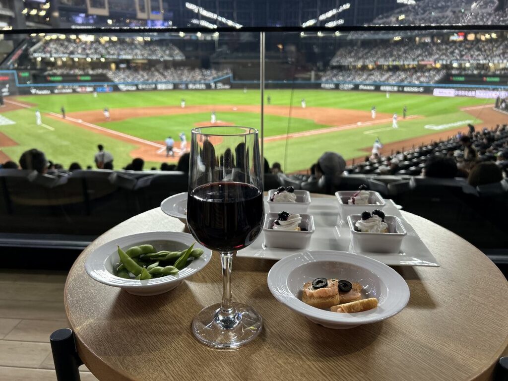 ワイン片手に試合の臨場感を楽しめるバルコニースイート