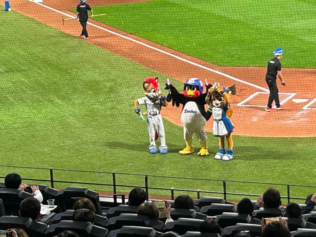 バルコニースイートから見た「ＹＭＣＡ」を踊るフレップたち