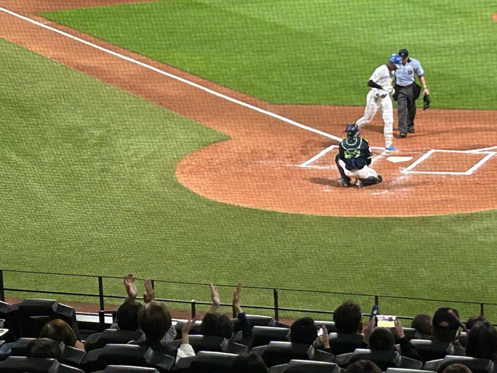 バルコニースイートから見た、勝ち越しのホームベースを踏む万波選手