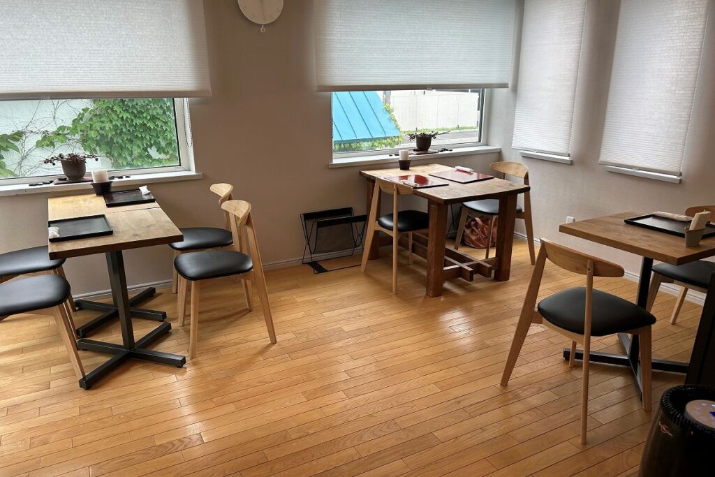 席の間隔もゆったりとして落ち着いた「ｆ」の店内