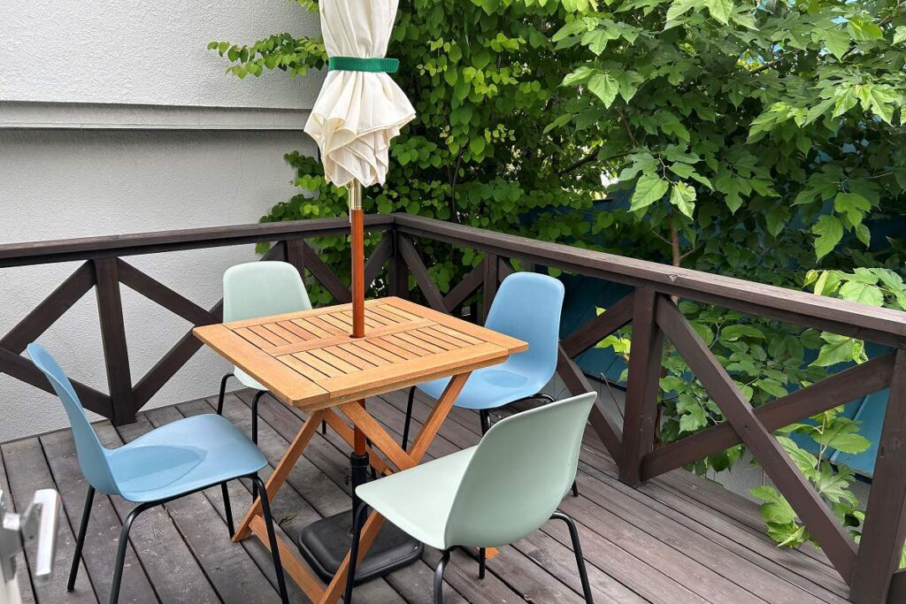 緑に囲まれた「ｆ」のテラス席