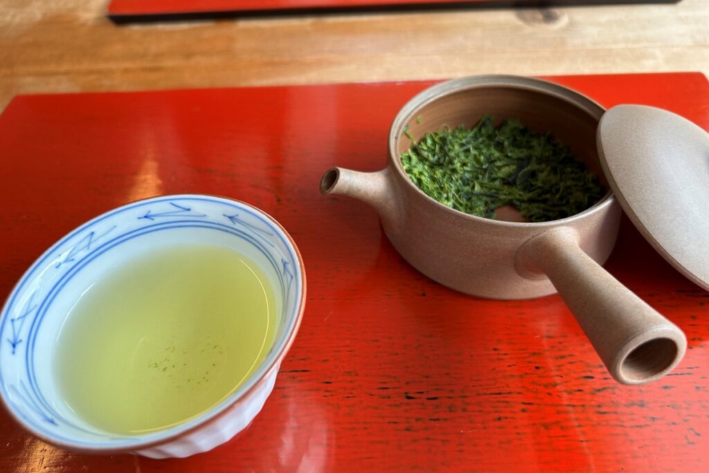 「ｆ」が提供している一煎目のお茶と急須