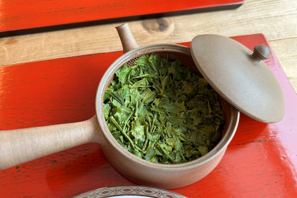 三煎出した後、茶葉が大きく開いた様子が分かる急須