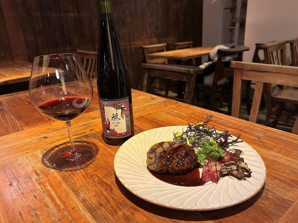 「フレンチパンダ」が提供している白糠町産鹿肉のハンバーグと道産ワインの「雅」