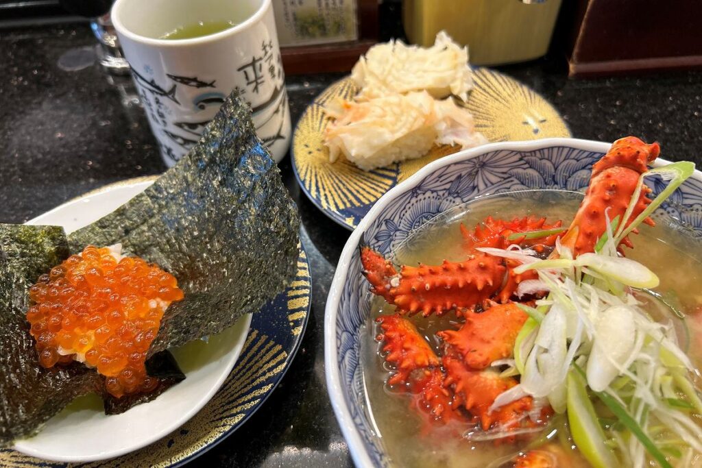 手前右から時計回りに、「花咲ガニの鉄砲汁」、「いくら包み」、「タラバガニのふんどし」