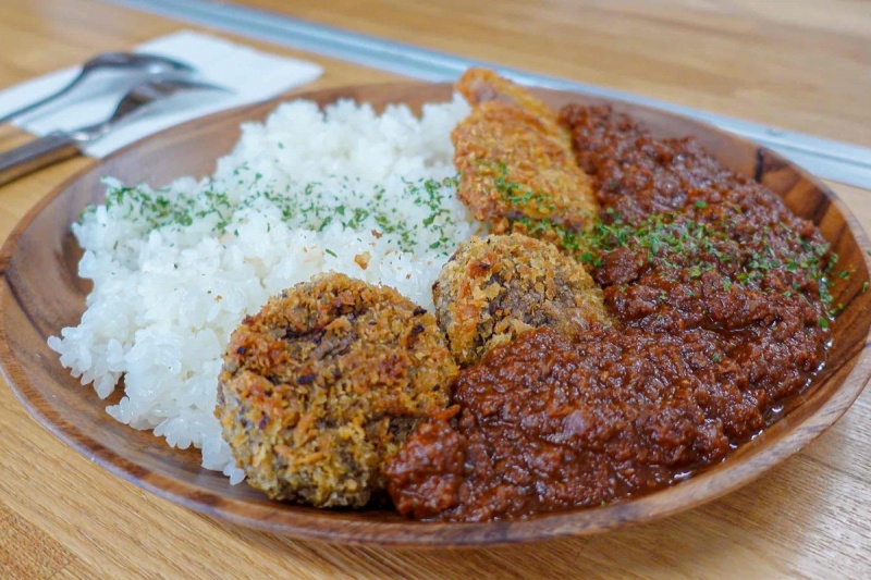 目指せ!上砂川ご当地メニュー＊協力隊・西野さん＊開発へ奮闘、お試し販売＊スパカツ参考＊空知産米、町産シイタケ使用