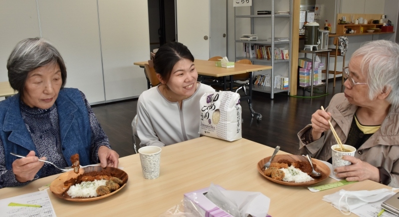 試食会で町民の意見を聞く西野さん（中央）