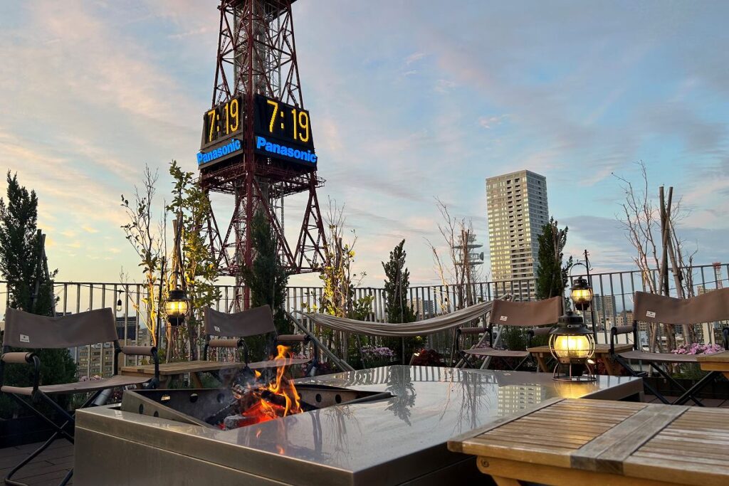 日暮れから夜にかけオープンする「焚き火バー」から見たテレビ塔