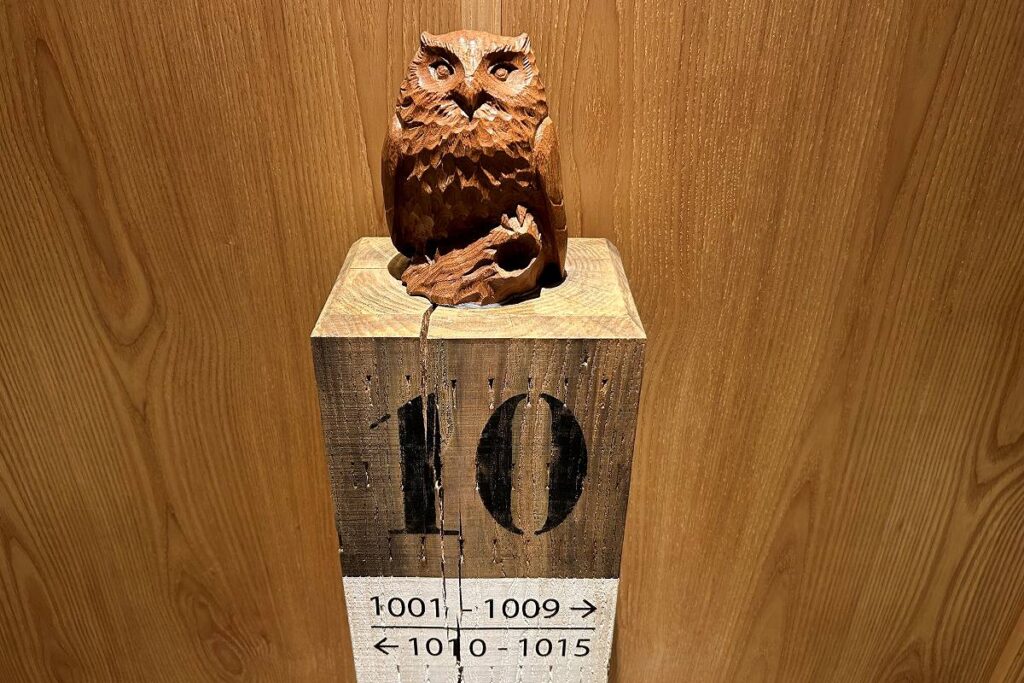 10階に飾られているフクロウの木彫り