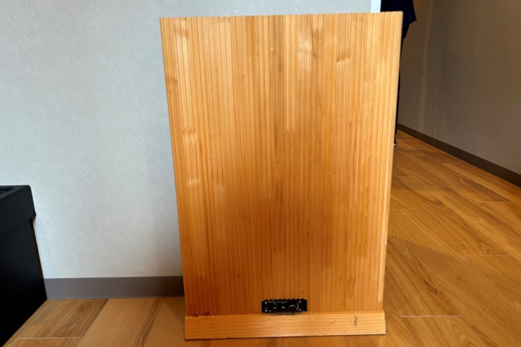 音の響きが優しいトドマツの集成材でつくったスピーカー