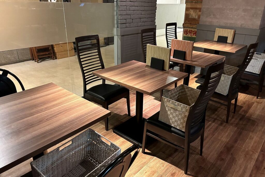 少人数でも、宴会でも対応できる「Ｎｅｎｄｏ」店内のテーブル席
