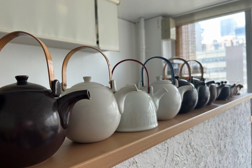 あちこちに茶器が飾られている「にちげつ」店内
