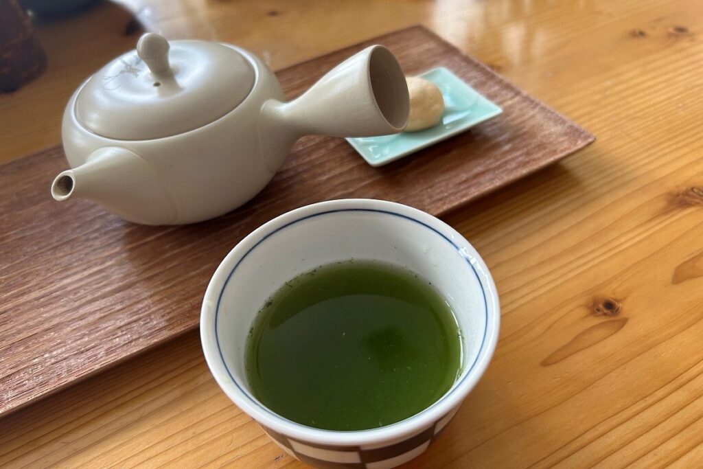 深い色合いの深蒸し茶
