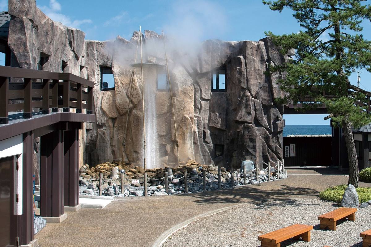 鹿部町観光を楽しむ！地元おすすめ９つのポイント㊤豪快な間歇泉やアクティビティ、特産たらこ＜北海道まち巡り＞