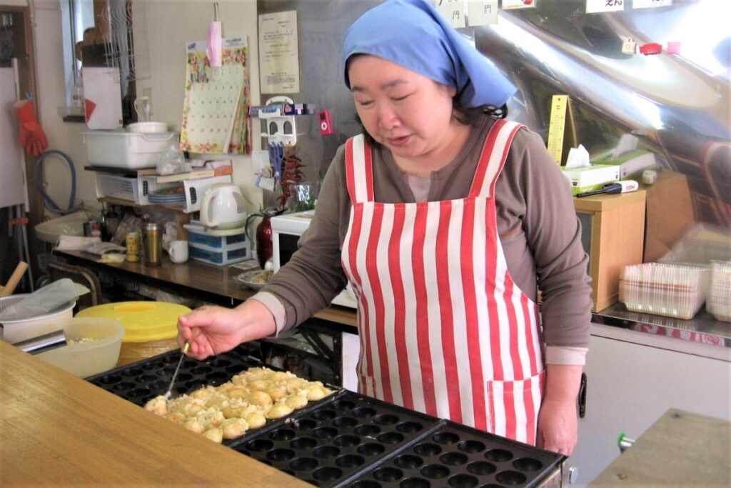 本場・大阪のたこ焼きを焼く平田敏子さん