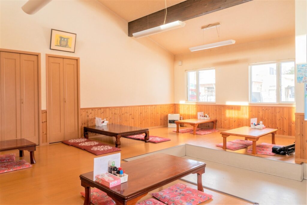 天井が高く開放感のある「お食事処　ゆとり」の店内