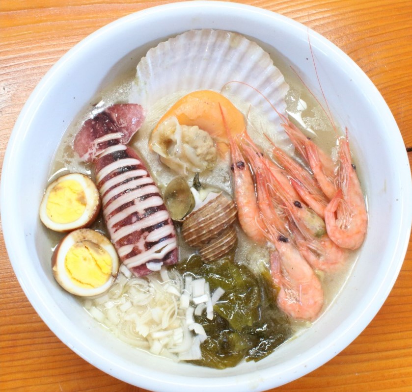 「カールス君の家」で 一番人気の「鹿部ラーメン」