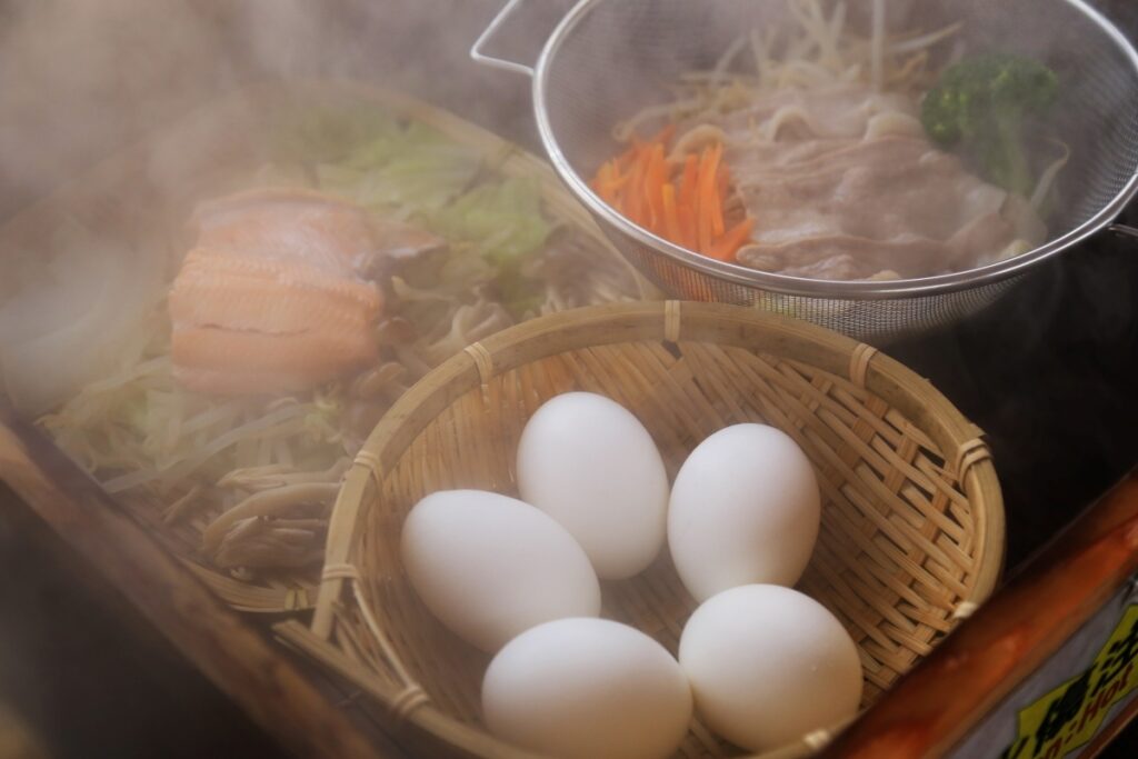 温泉の熱を使って調理する蒸し料理