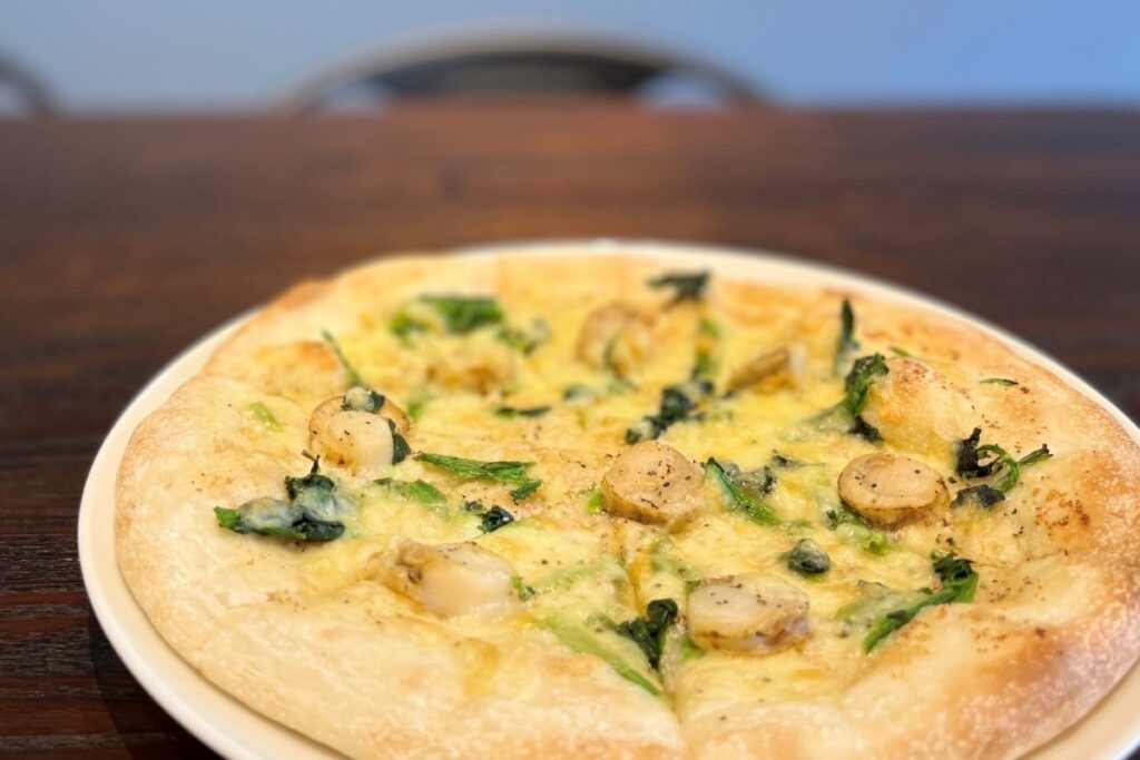 地元食材を使った「shikasan cafe」のピザ