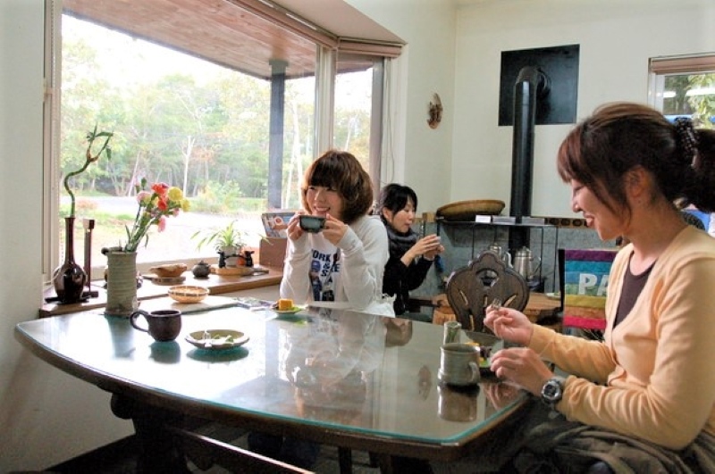 ゆったりと飲食が楽しめる「夢紀行」の店内