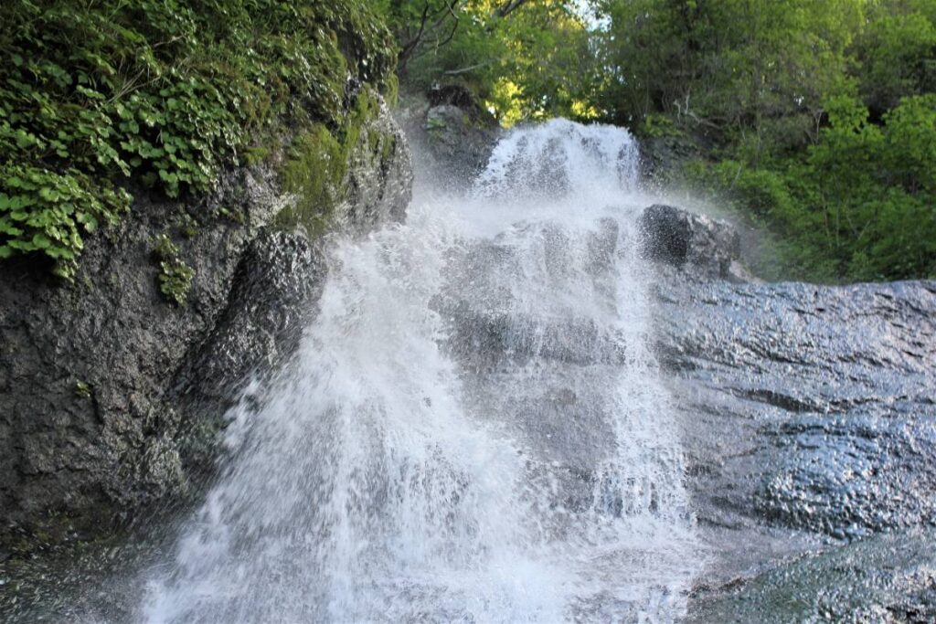 水しぶきをあげる「三味線の滝」