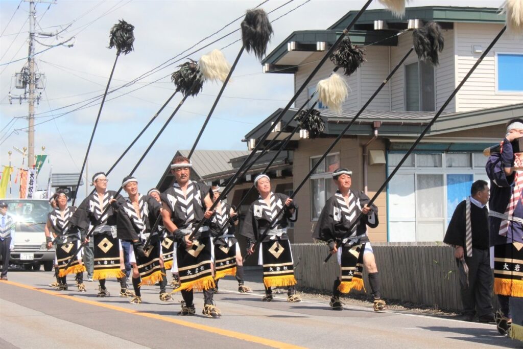 鹿部稲荷神社例大祭で奴（やっこ）行列の先導による神輿渡御
