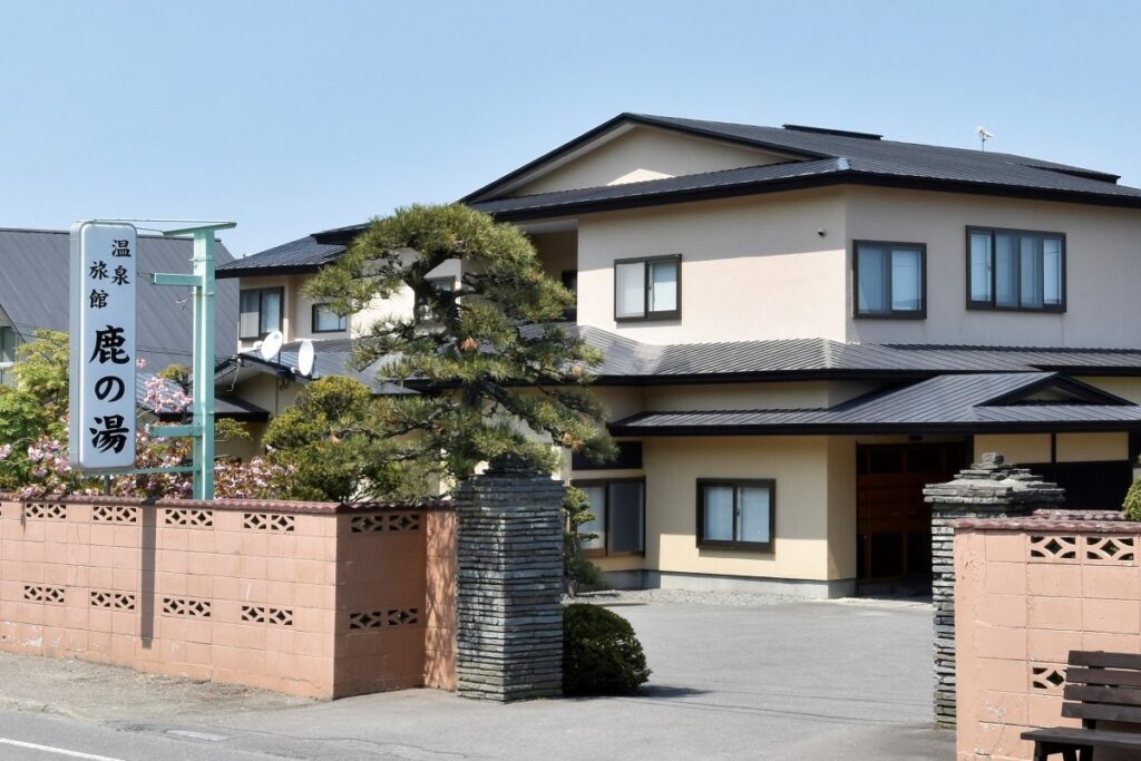 ３本の源泉からのかけ流しの湯が楽しめる「温泉旅館鹿の湯」の外観