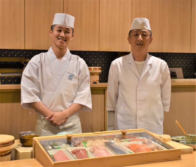 実家の「いさみ寿し」で働き始めた荒木圭太さん(左)。父親の穣さんから仕事を習う日々だ