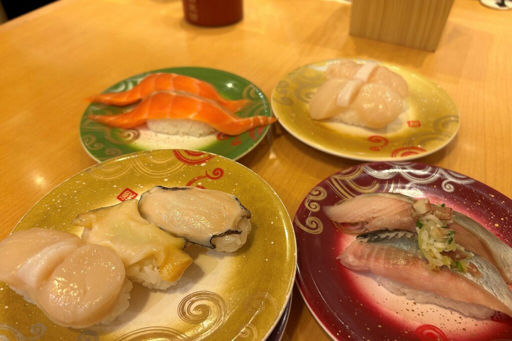 手前右から時計回りに「とろにしん」、「贅沢貝づくし」、「サーモン」、「生ホタテ」