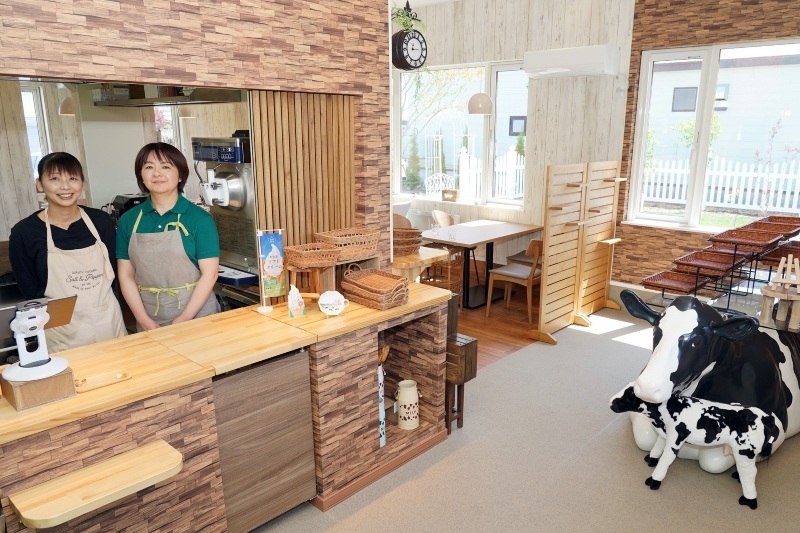 ローストビーフ丼やハンバーグ　パンは２０種類＊鶴居の牛乳や肉　楽しむカフェに＊斉藤農場がオープン