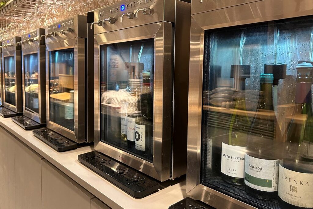 道産ワインも多数そろっている「うぉんたな VARIO」のカウンター前