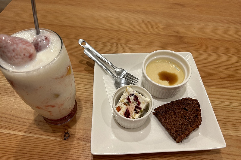 ランチにプラス780円で付けられる「ぽんぽこ亭」のドリンクとデザートのセット