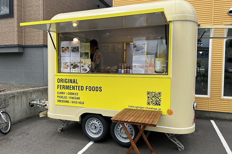 明るい黄色が目を引く「ハッコウキッチン」のキッチンカー