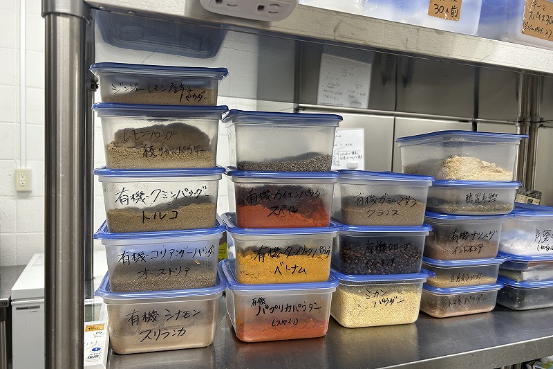 「ハッコウキッチン」が使う、ジンジャービア製造後に出るレモンを加工したパウダーや香辛料