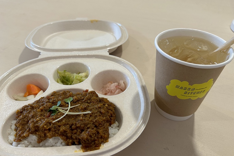 「ハッコウキッチン」のドライカレーと発酵レモンのレモネード