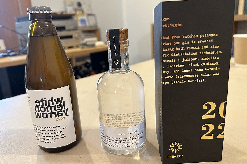 「ハッコウキッチン」の前田さんが開発したジン（中央、右）、開発中のクラフトビールのびん