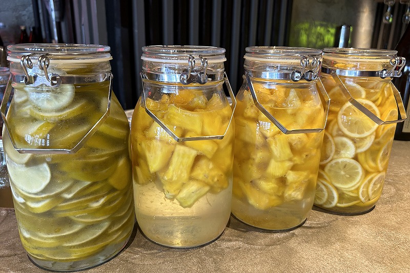 「発酵ヤード」店内で、ブクブクと泡を出して発酵するフルーツシロップ