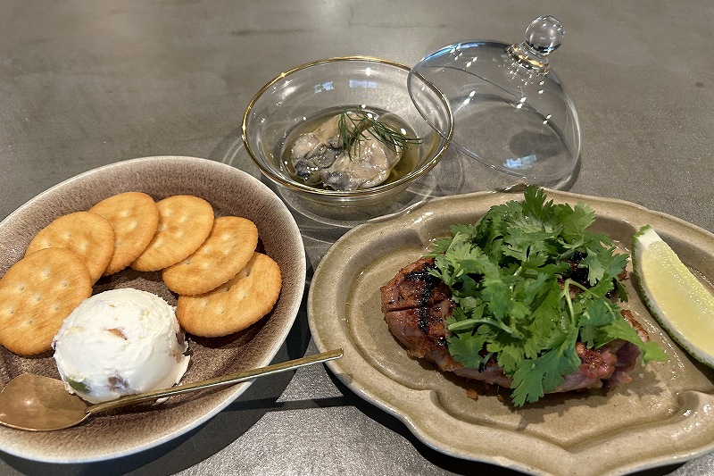 「発酵ヤード」のフード。上から時計回りに「牡蠣の発酵オイル漬け」「唐辛子麹につけた豚のパクチー和え」「甘納豆チーズ」