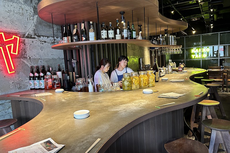 大きな曲線のカウンターが特徴的な「発酵ヤード」店内