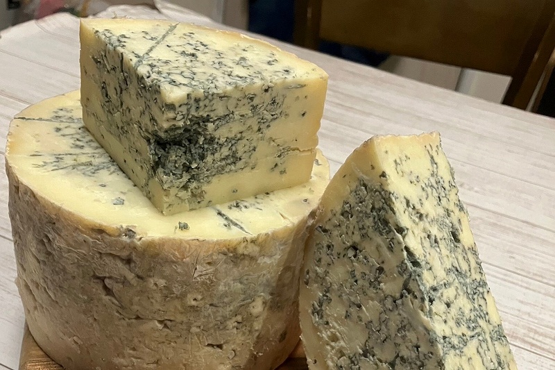 日高の工房　２年間で試作１０回以上＊町産ブルーチーズ完成＊８月以降販売＊臭み抑え食べやすく