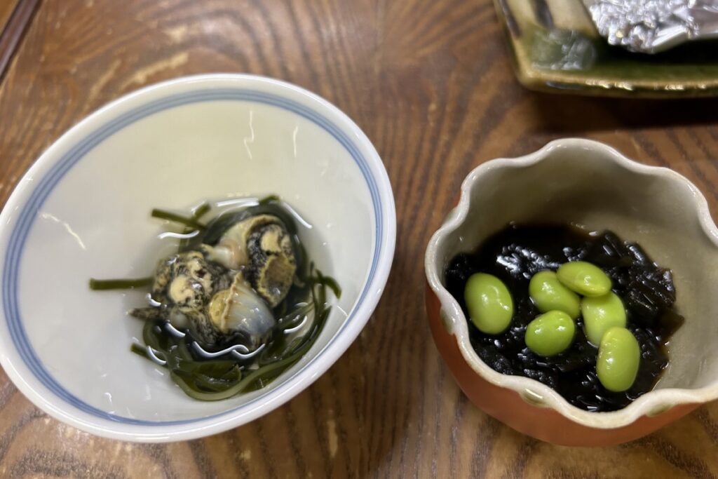 お通しは「つぶ子ちゃん」と昆布の煮物