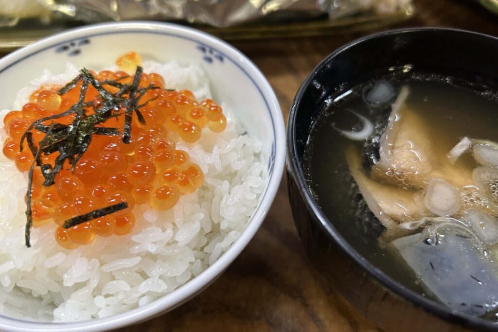キラキラとしたイクラが載ったごはんとだしもおいしいあら汁