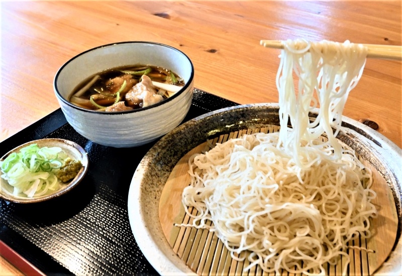 一番人気の「とりつけめん」。ユズの香りと鶏のうま味を感じるつけ汁が生そうめんと相性抜群だ