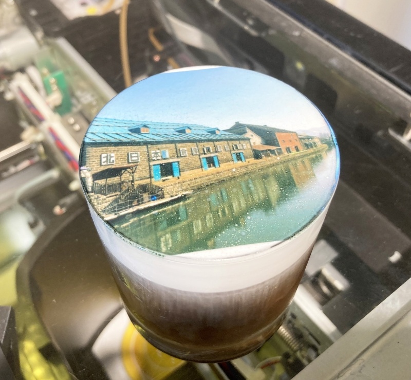 運河の写真をプリントしたアイスコーヒー