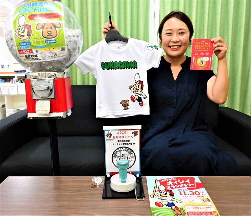 深川観光協会が初めて作った公式キャラクターのTシャツや、ピンバッジを販売するガチャガチャ