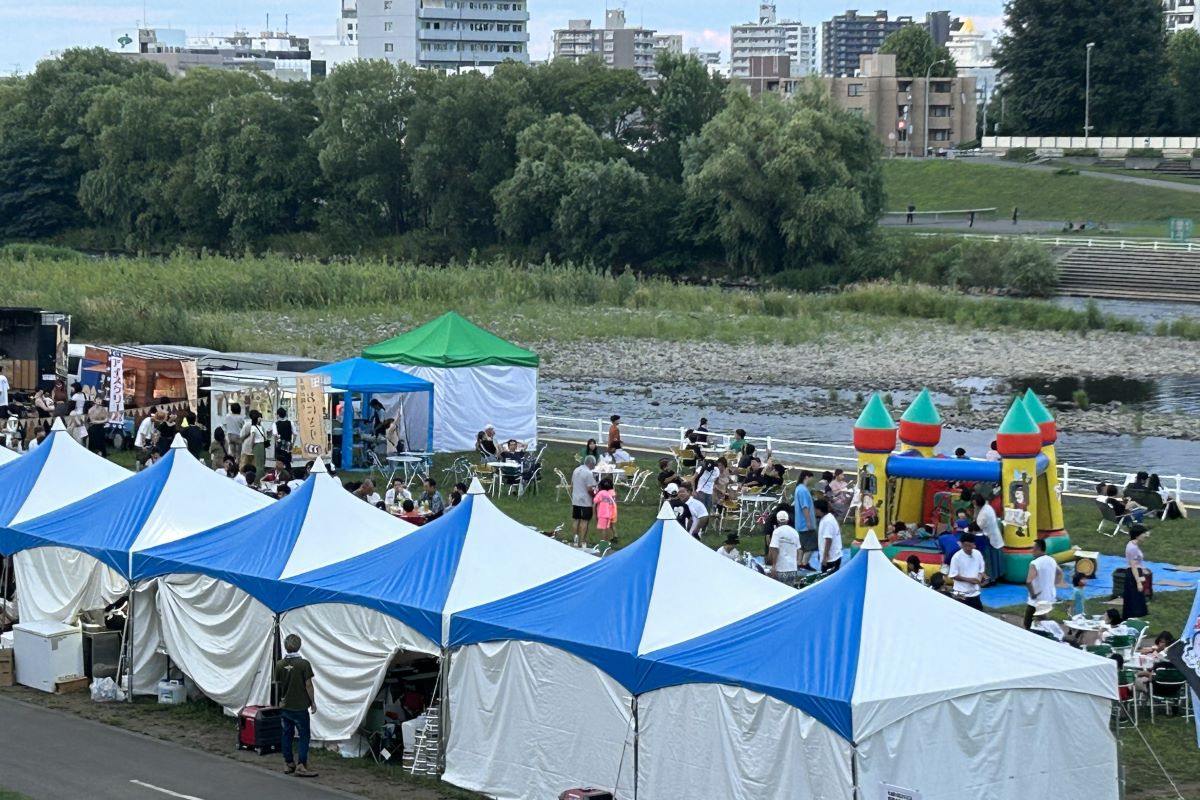 川辺での時間を楽しむ「川見」開催　札幌・幌平橋たもとの豊平川河川敷で8/27まで