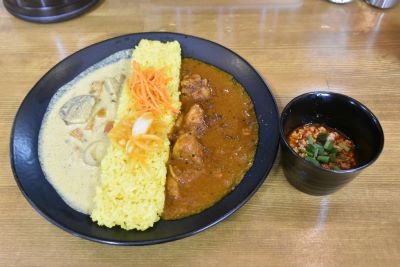 2種類のスパイスカレーが楽しめる「あいがけ」とトッピングの台湾ミンチ