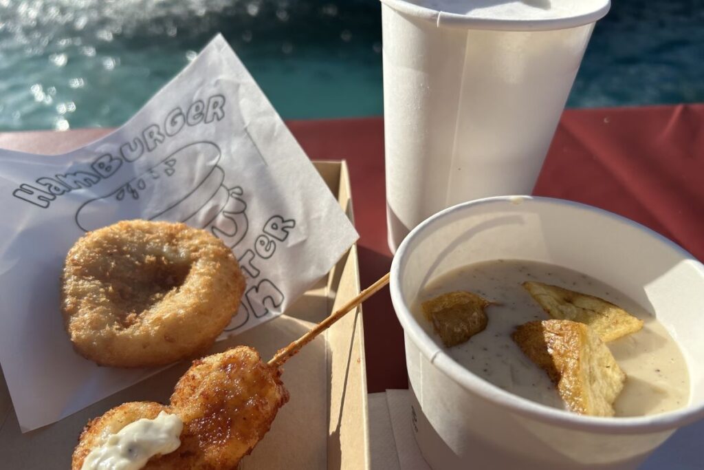 「松棘庵」のホタテの串かつ(左手前)とクリームパン(同奥)、クラムチャウダー(右手前)