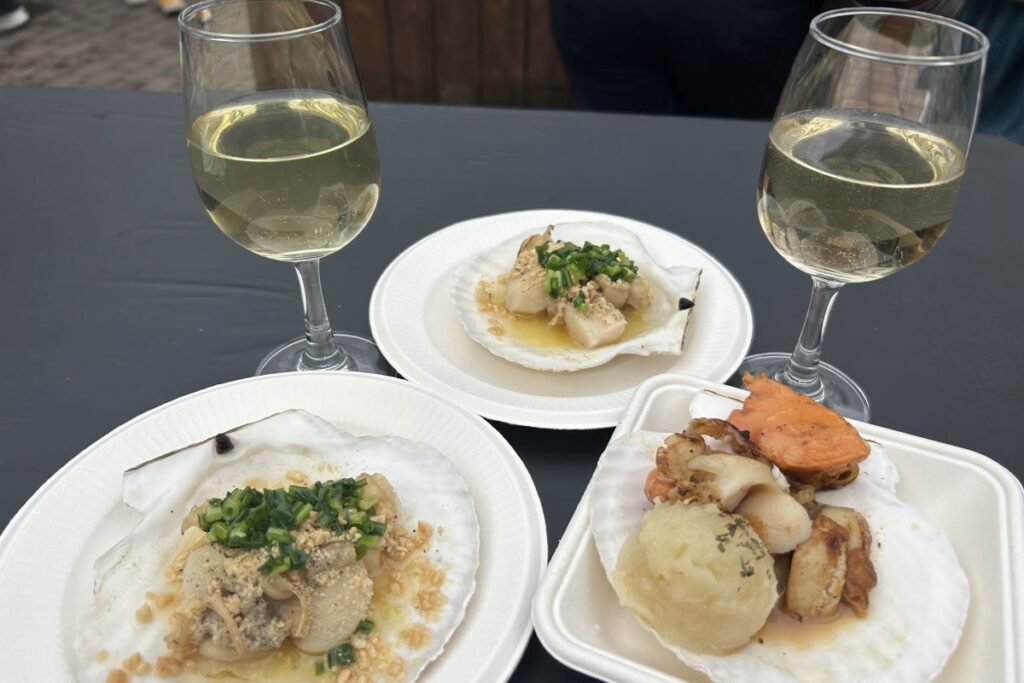 ホタテのネギ油がけ(左)とマッシュポテト添え(右)